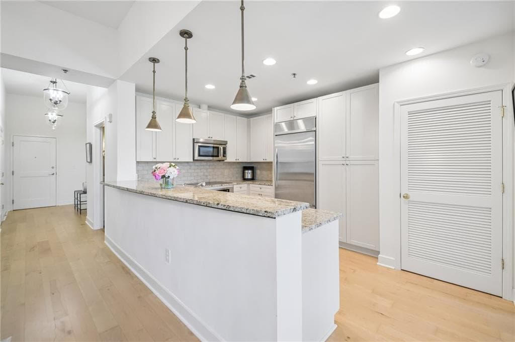 2 bedroom, 3 bathroom, 1,594 sq ft condominium for sale at 2795 Peachtree Road 405, Atlanta, GA 30305 — photo 6