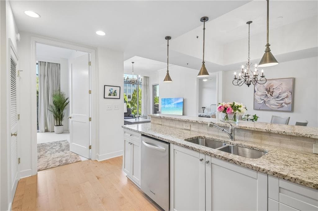 2 bedroom, 3 bathroom, 1,594 sq ft condominium for sale at 2795 Peachtree Road 405, Atlanta, GA 30305 — photo 9