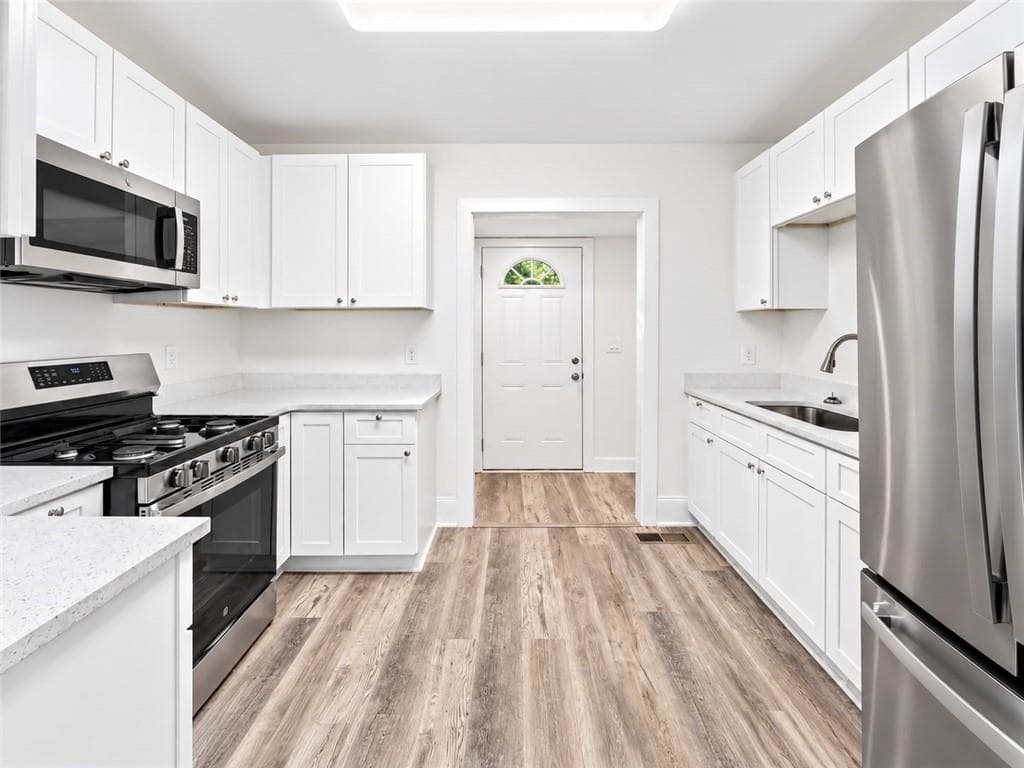 3 bedroom, 2 bathroom, 1,300 sq ft single family residence for sale at 1847 Sylvan Road, Atlanta, GA 30310 — photo 7