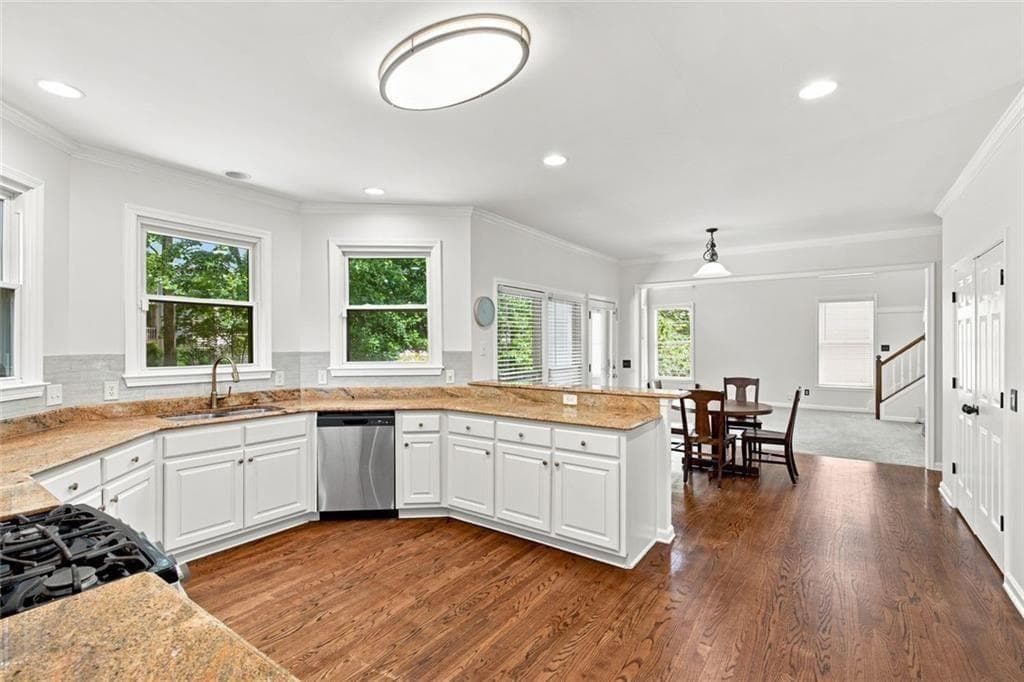 7 bedroom, 4 bathroom, 5,004 sq ft single family residence for sale at 1073 Hopedale Lane, Lawrenceville, GA 30043 — photo 5