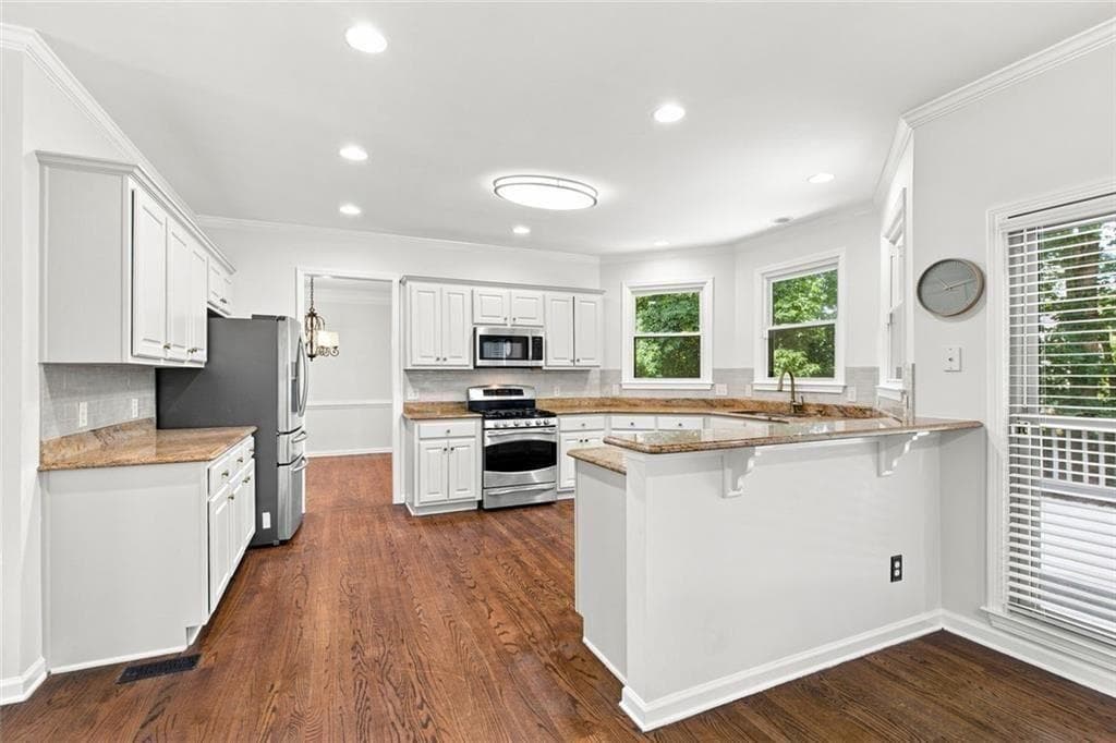 7 bedroom, 4 bathroom, 5,004 sq ft single family residence for sale at 1073 Hopedale Lane, Lawrenceville, GA 30043 — photo 6