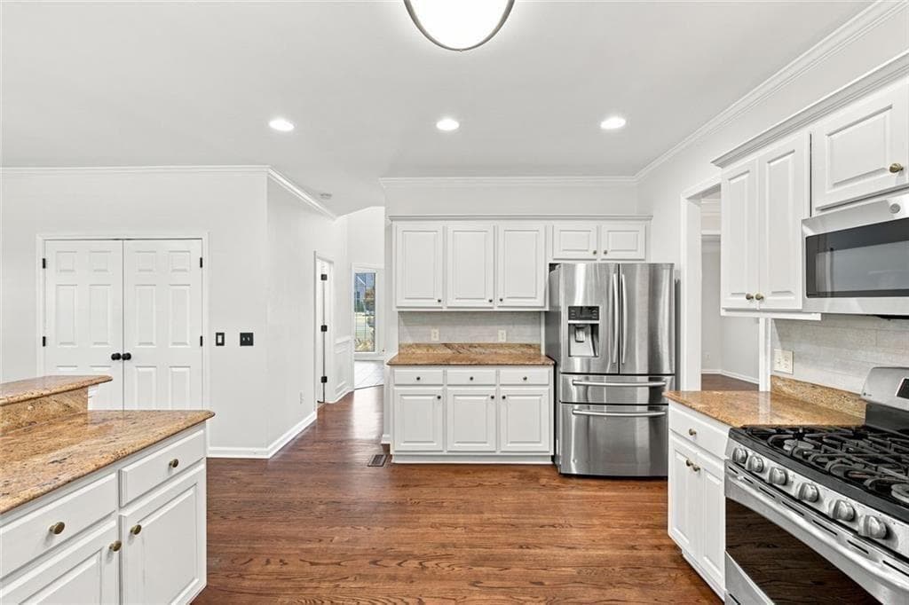 7 bedroom, 4 bathroom, 5,004 sq ft single family residence for sale at 1073 Hopedale Lane, Lawrenceville, GA 30043 — photo 9