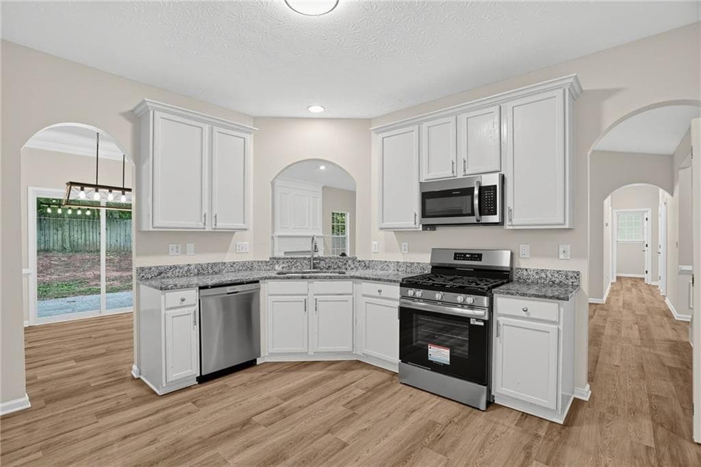 4 bedroom, 2 bathroom, 2,086 sq ft single family residence for sale at 433 Concord Circle, Mcdonough, GA 30253 — photo 8