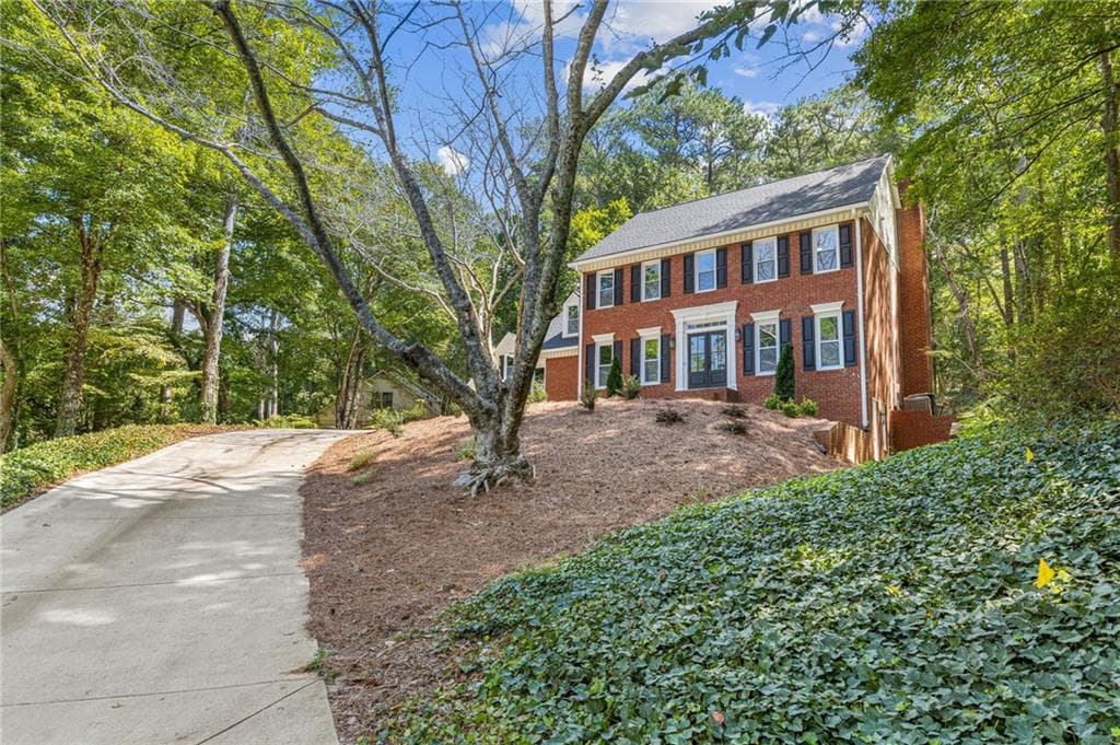 6 bedroom, 4 bathroom, 3,706 sq ft single family residence for sale at 3442 Johnson Ferry Road, Roswell, GA 30075 — photo 2