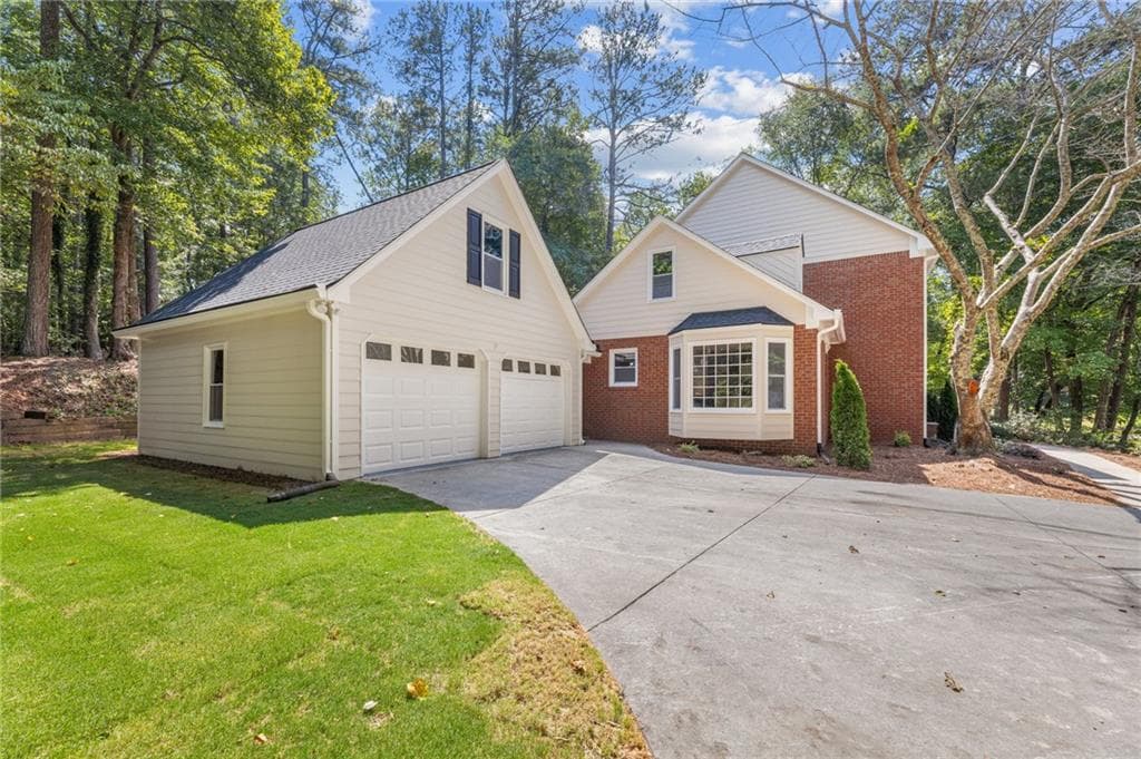 6 bedroom, 4 bathroom, 3,706 sq ft single family residence for sale at 3442 Johnson Ferry Road, Roswell, GA 30075 — photo 3