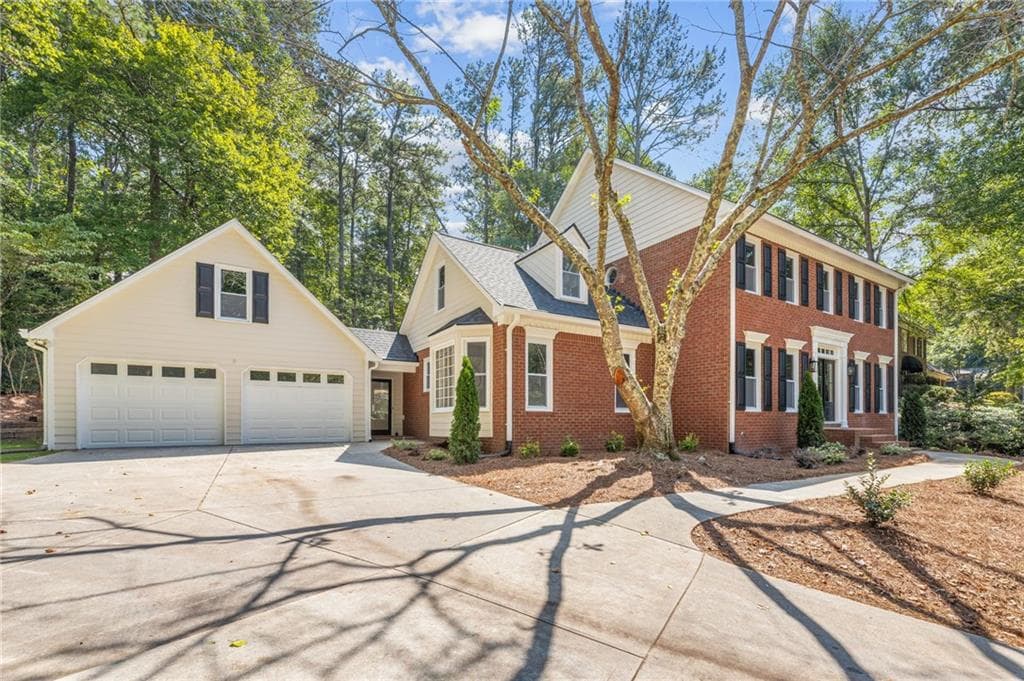 6 bedroom, 4 bathroom, 3,706 sq ft single family residence for sale at 3442 Johnson Ferry Road, Roswell, GA 30075 — photo 4