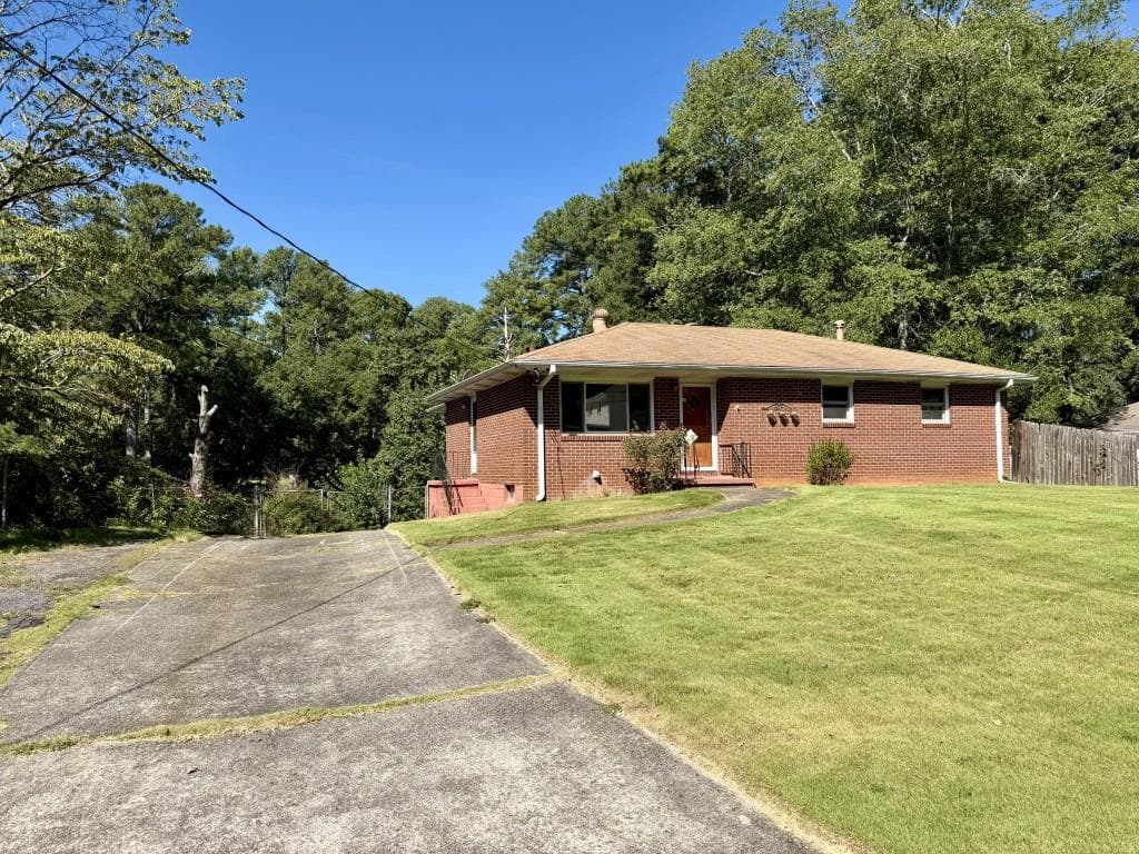 3 bedroom, 2 bathroom, 1,481 sq ft single family residence for sale at 3226 Woodview Drive, Smyrna, GA 30082 — photo 3