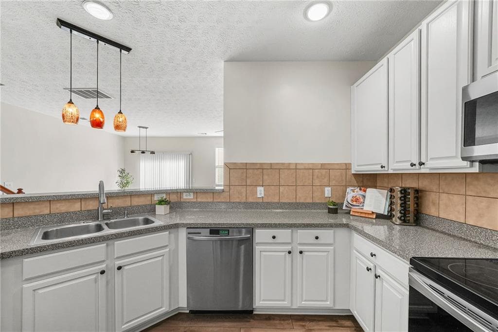 2 bedroom, 3 bathroom, 1,375 sq ft townhouse under contract at 302 Oak Leaf Place, Acworth, GA 30102 — photo 4