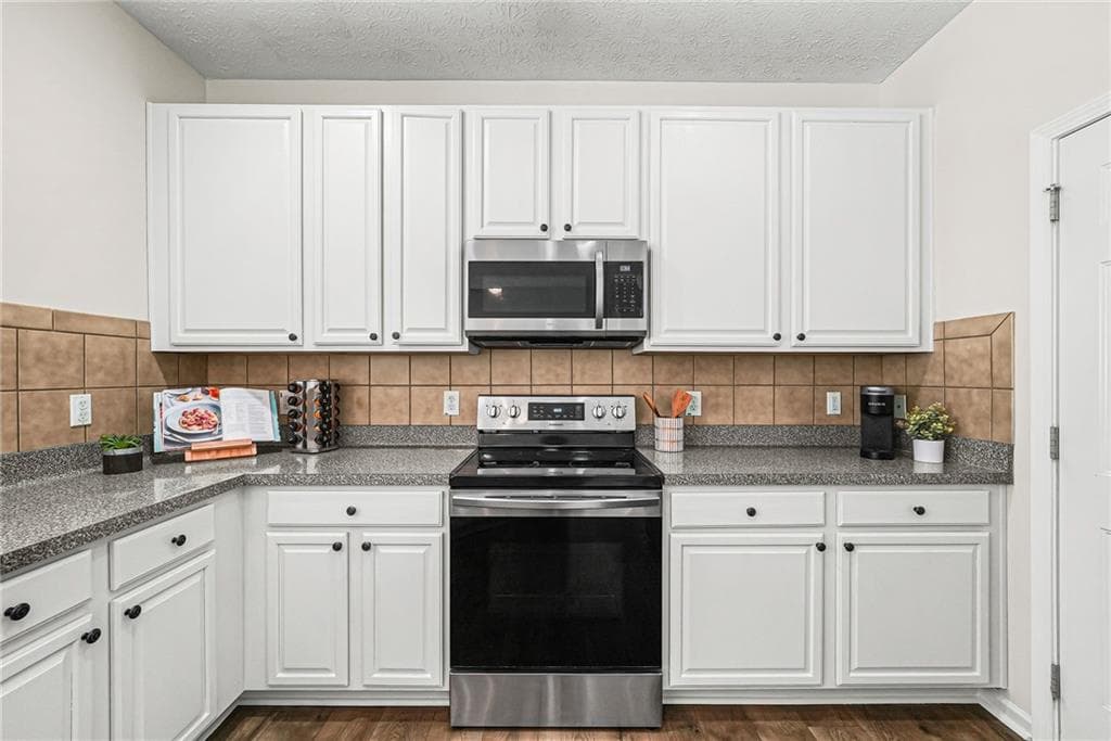 2 bedroom, 3 bathroom, 1,375 sq ft townhouse under contract at 302 Oak Leaf Place, Acworth, GA 30102 — photo 5