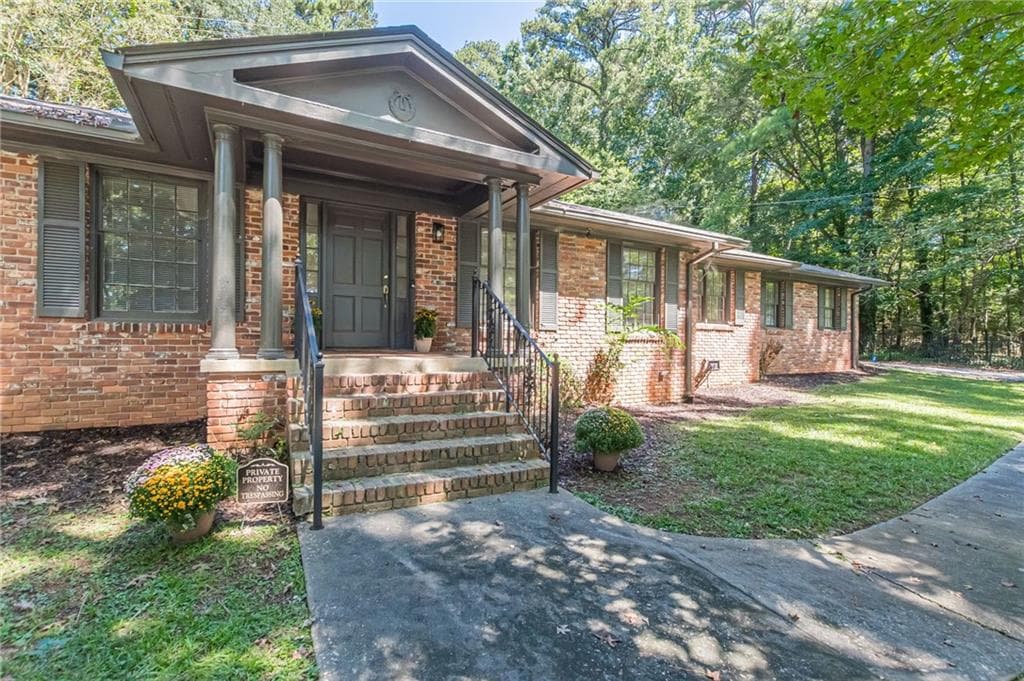 3 bedroom, 3 bathroom, 2,212 sq ft single family residence for sale at 3121 Cascade Road, Atlanta, GA 30311 — photo 4