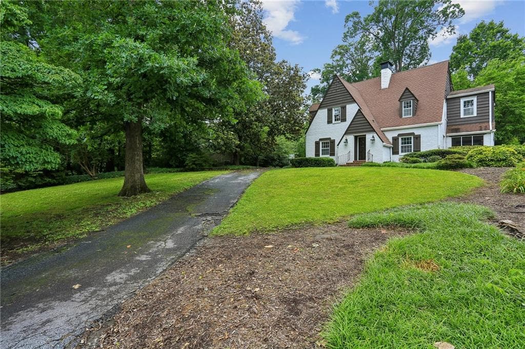 4 bedroom, 3 bathroom, 2,492 sq ft single family residence for sale at 3648 Kingsboro Road, Atlanta, GA 30319 — photo 2