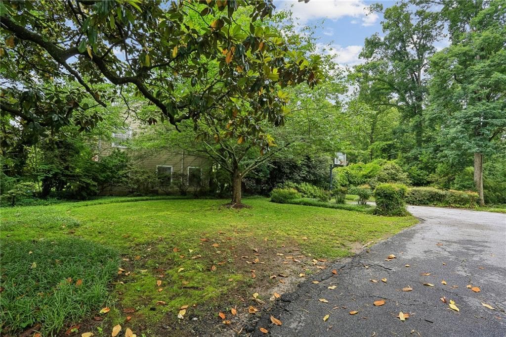 4 bedroom, 3 bathroom, 2,492 sq ft single family residence for sale at 3648 Kingsboro Road, Atlanta, GA 30319 — photo 3