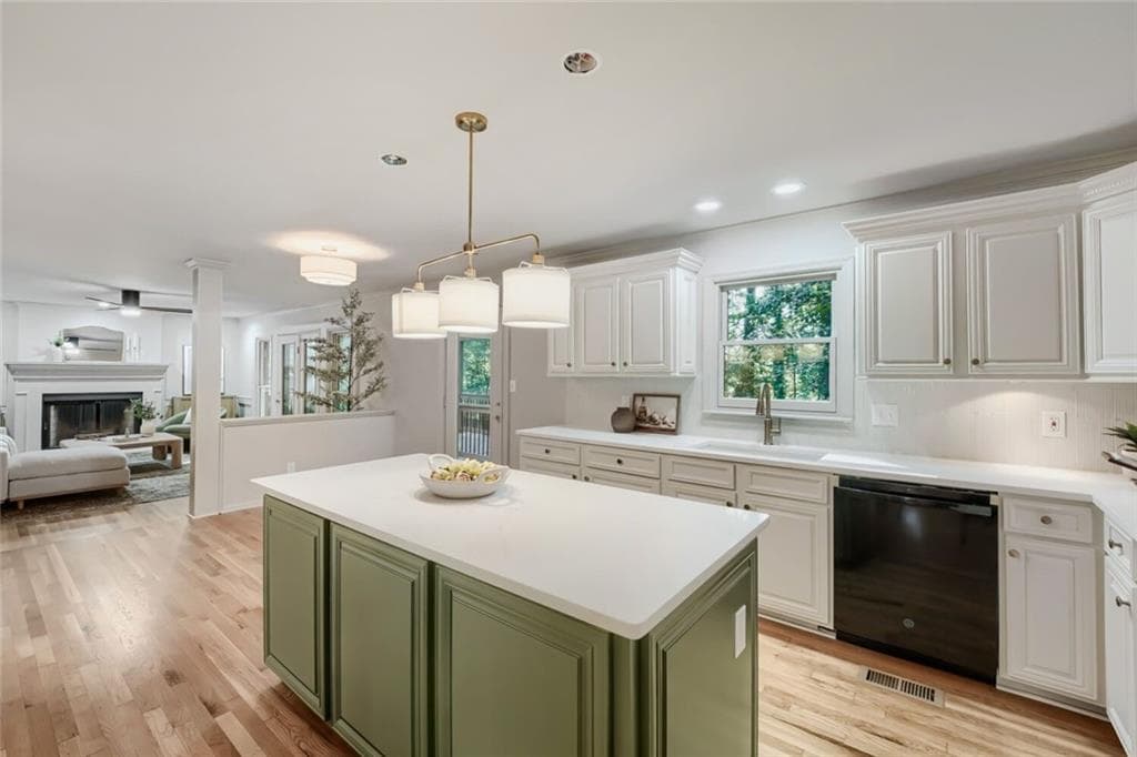4 bedroom, 4 bathroom, 2,578 sq ft single family residence under contract at 2119 Wilshire Drive, Marietta, GA 30064 — photo 9