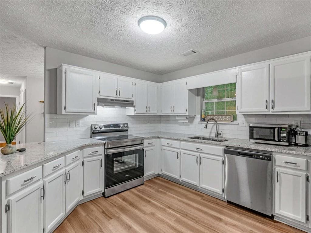 3 bedroom, 2 bathroom, 1,837 sq ft single family residence for sale at 140 Oaklake Drive, Covington, GA 30016 — photo 5