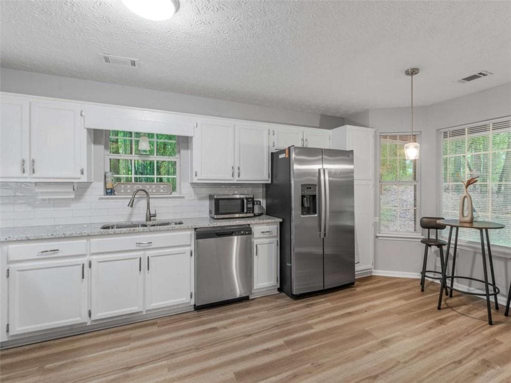 3 bedroom, 2 bathroom, 1,837 sq ft single family residence for sale at 140 Oaklake Drive, Covington, GA 30016 — photo 6