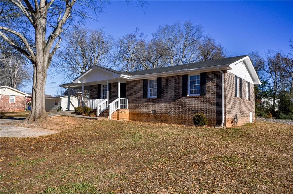 3 bedroom, 1 bathroom, 1,162 sq ft single family residence for sale at 200 Capitol Avenue, Winder, GA 30680 — photo 2