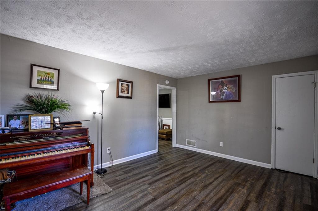 3 bedroom, 1 bathroom, 1,162 sq ft single family residence for sale at 200 Capitol Avenue, Winder, GA 30680 — photo 5