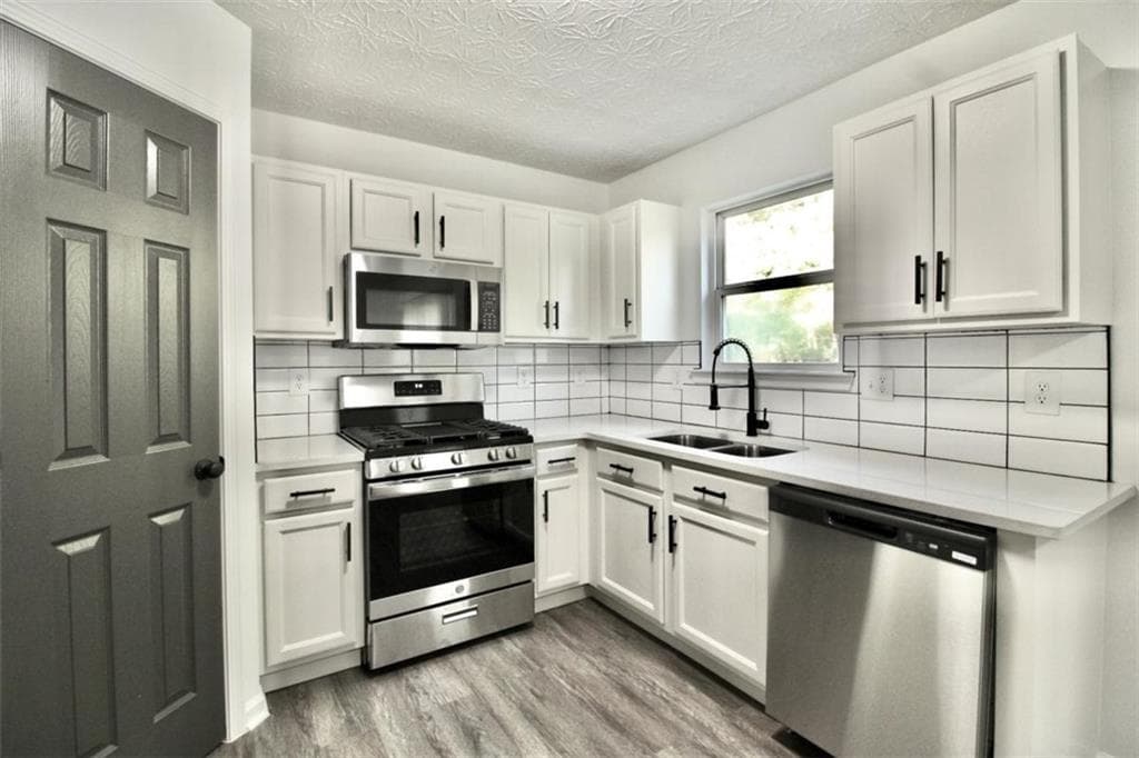 3 bedroom, 3 bathroom, 1,550 sq ft single family residence under contract at 9515 Lakeview Road, Union City, GA 30291 — photo 5