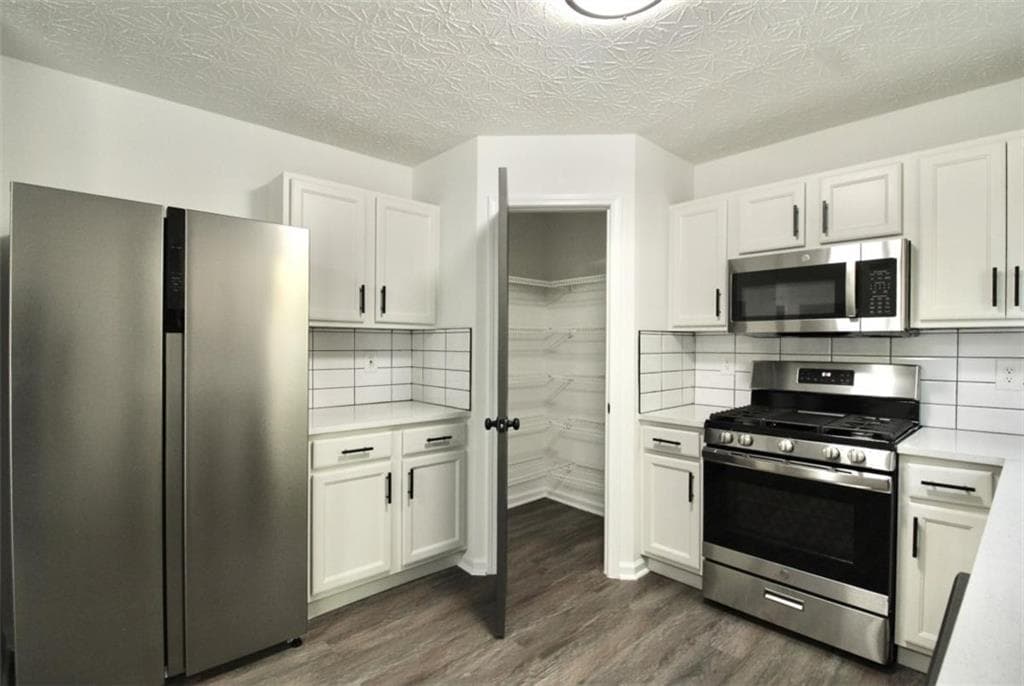 3 bedroom, 3 bathroom, 1,550 sq ft single family residence under contract at 9515 Lakeview Road, Union City, GA 30291 — photo 6