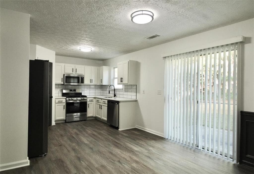 3 bedroom, 3 bathroom, 1,550 sq ft single family residence under contract at 9515 Lakeview Road, Union City, GA 30291 — photo 7