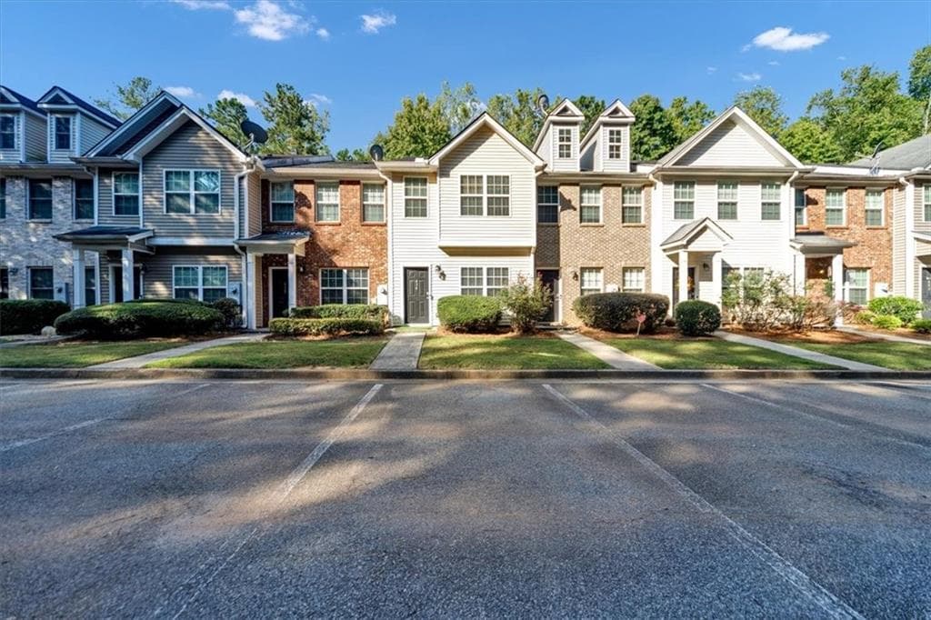 2 bedroom, 3 bathroom, 1,418 sq ft townhouse for sale at 434 Berckman Drive, Lilburn, GA 30047 — photo 2