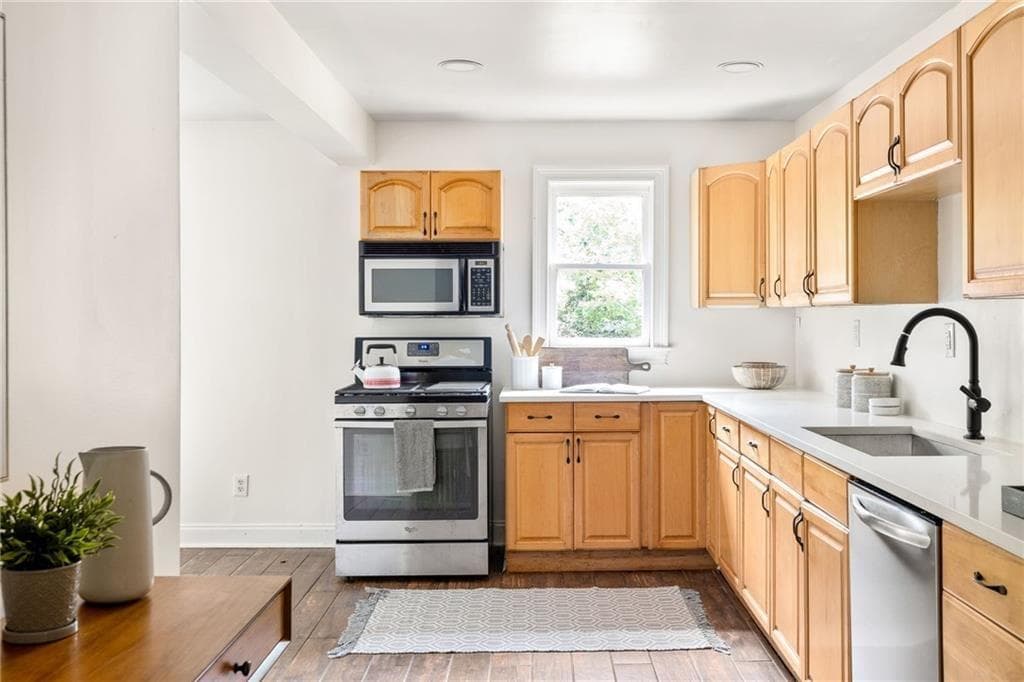 4 bedroom, 3 bathroom, 2,136 sq ft single family residence under contract at 1515 Wainwright Drive, Atlanta, GA 30316 — photo 8