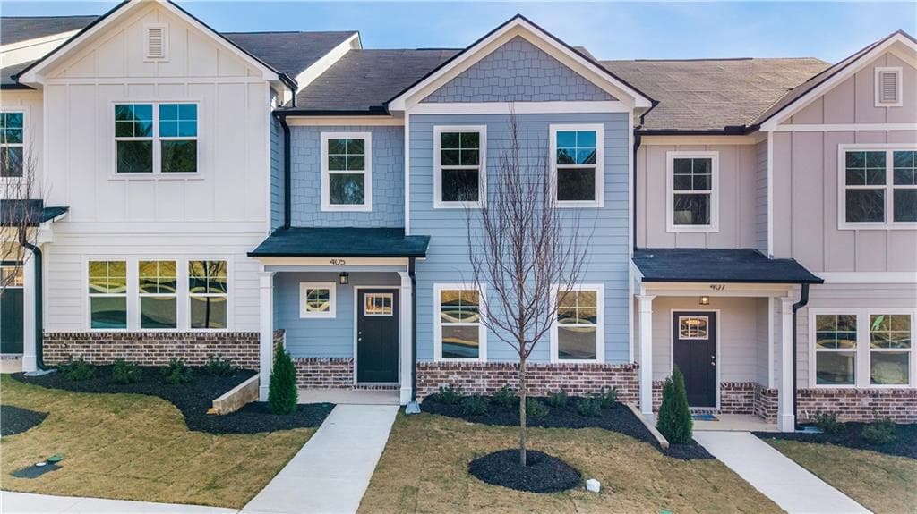 3 bedroom, 3 bathroom, 1,785 sq ft townhouse for sale at 405 Whitehorse Way 40, Conyers, GA 30094