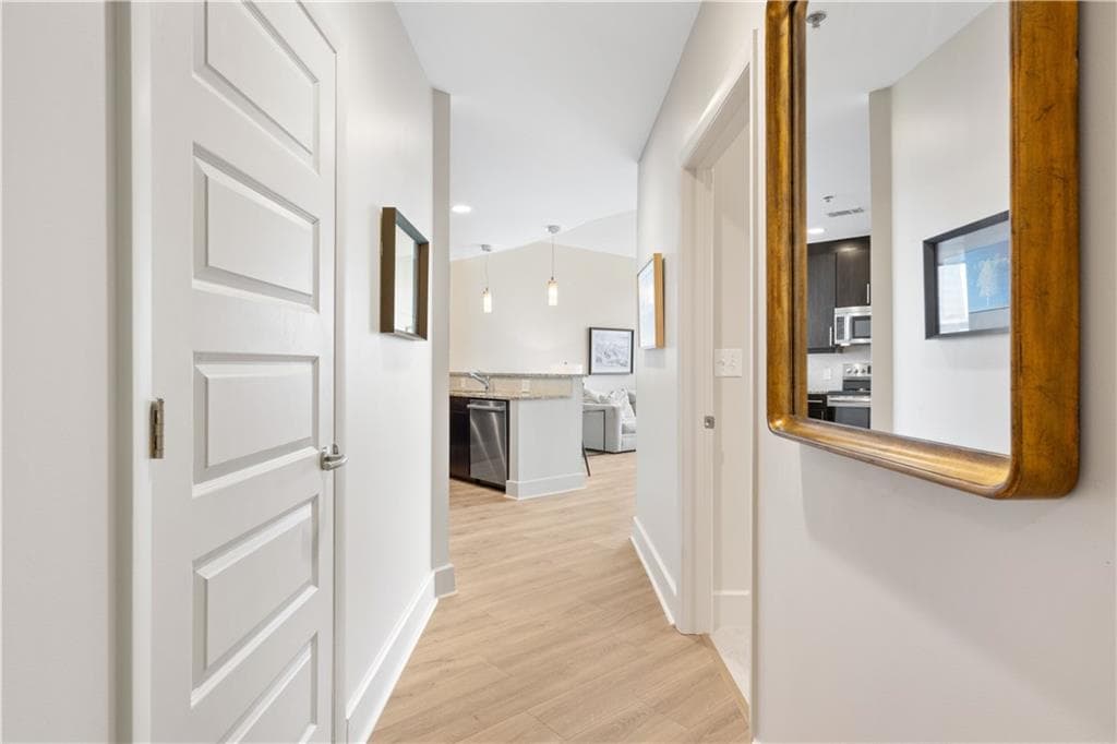 1 bedroom, 1 bathroom, 866 sq ft condominium for sale at 1080 Peachtree Street 2201, Atlanta, GA 30309 — photo 4