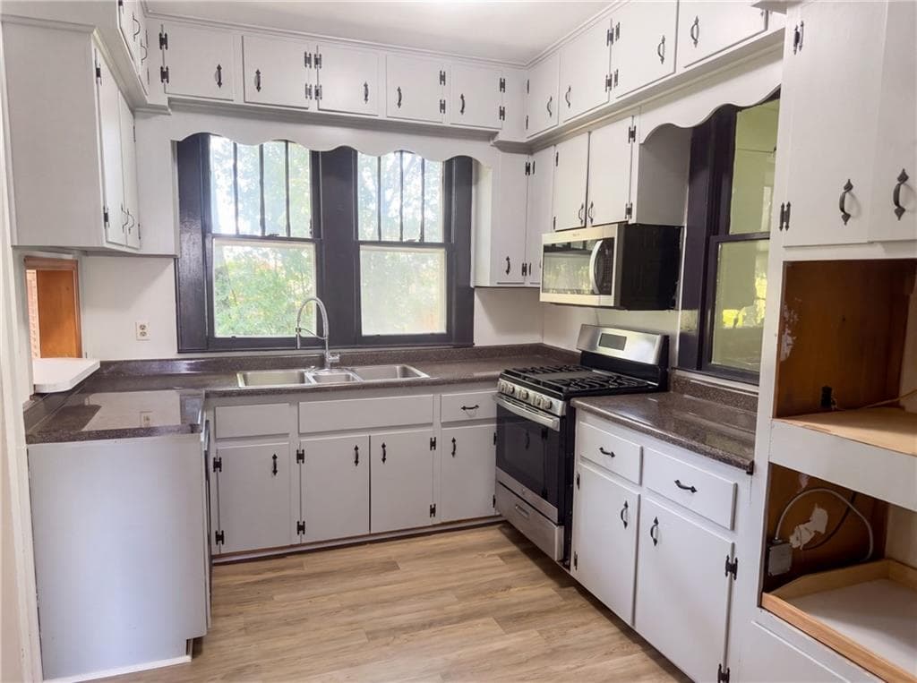 3 bedroom, 2 bathroom, 1,890 sq ft single family residence for sale at 355 Pecan Street, Dawson, GA 39842 — photo 2