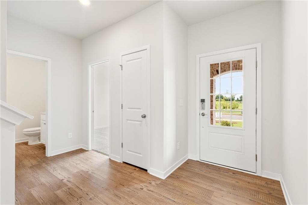 5 bedroom, 3 bathroom, 2,570 sq ft single family residence for sale at 545 Baynes Court, Mcdonough, GA 30253 — photo 2