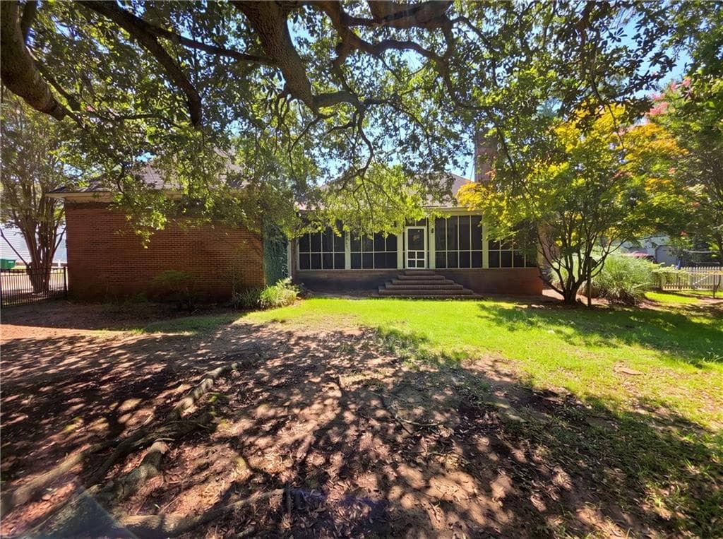 3 bedroom, 3 bathroom, 3,292 sq ft single family residence for sale at 2109 Cumberland Lane, Albany, GA 31721 — photo 5