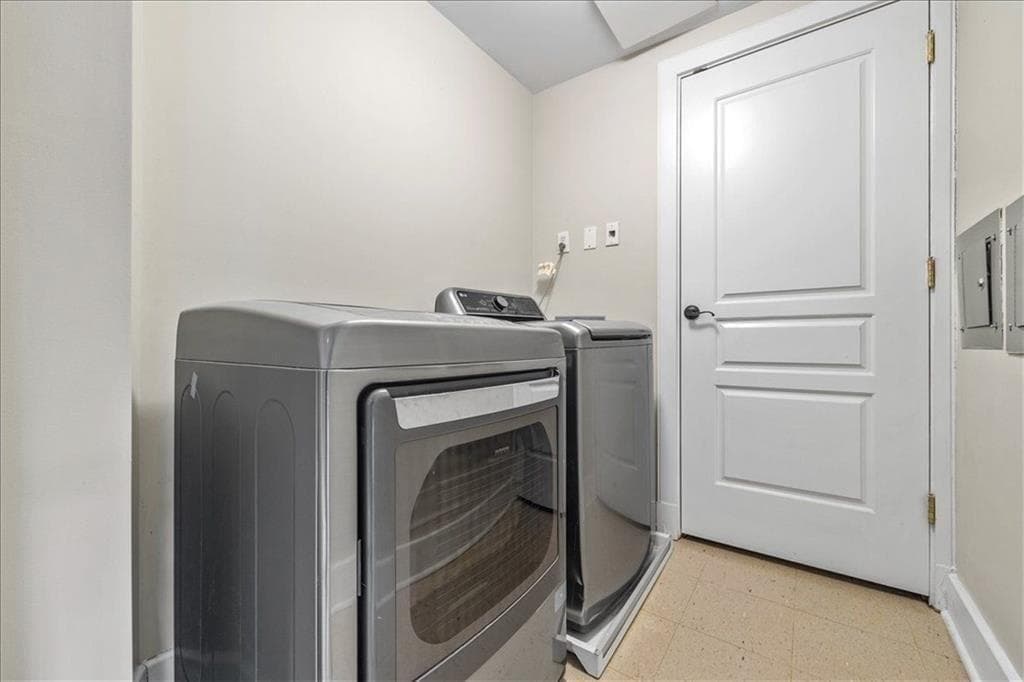 2 bedroom, 3 bathroom, 1,703 sq ft condominium for sale at 700 Park Regency Place 502, Atlanta, GA 30326 — photo 7