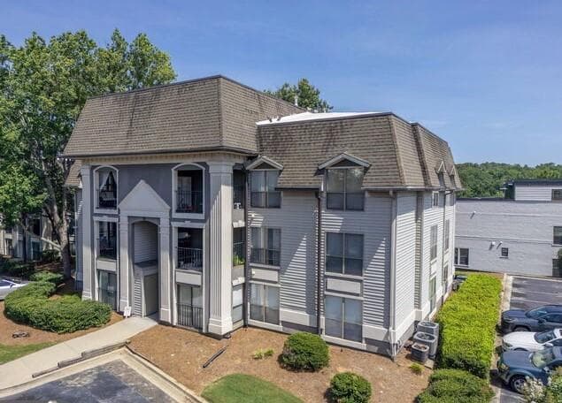 1 bedroom, 1 bathroom, 720 sq ft condominium for sale at 2657 Lenox Road, Atlanta, GA 30324 — photo 1 of 1