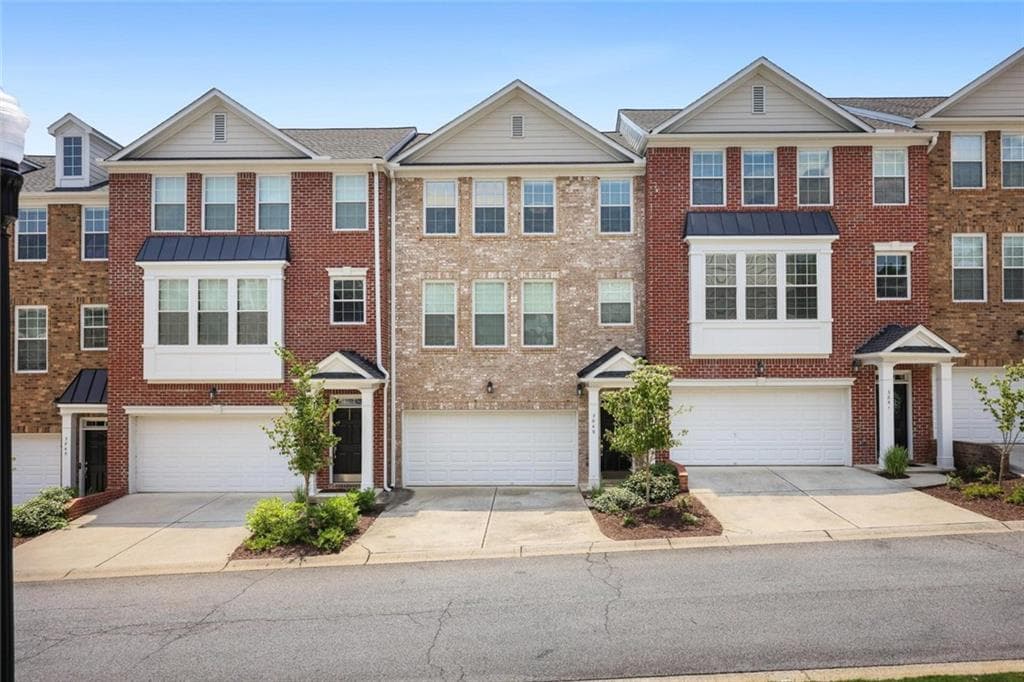 4 bedroom, 4 bathroom, 2,489 sq ft townhouse for sale at 3849 Chattahoochee Summit Drive, Atlanta, GA 30339 — photo 2