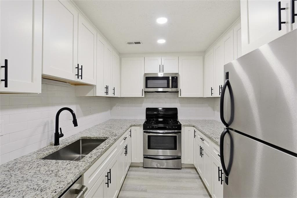 2 bedroom, 2 bathroom, 1,452 sq ft townhouse under contract at 1381 Poplar Pointe, Smyrna, GA 30082 — photo 8