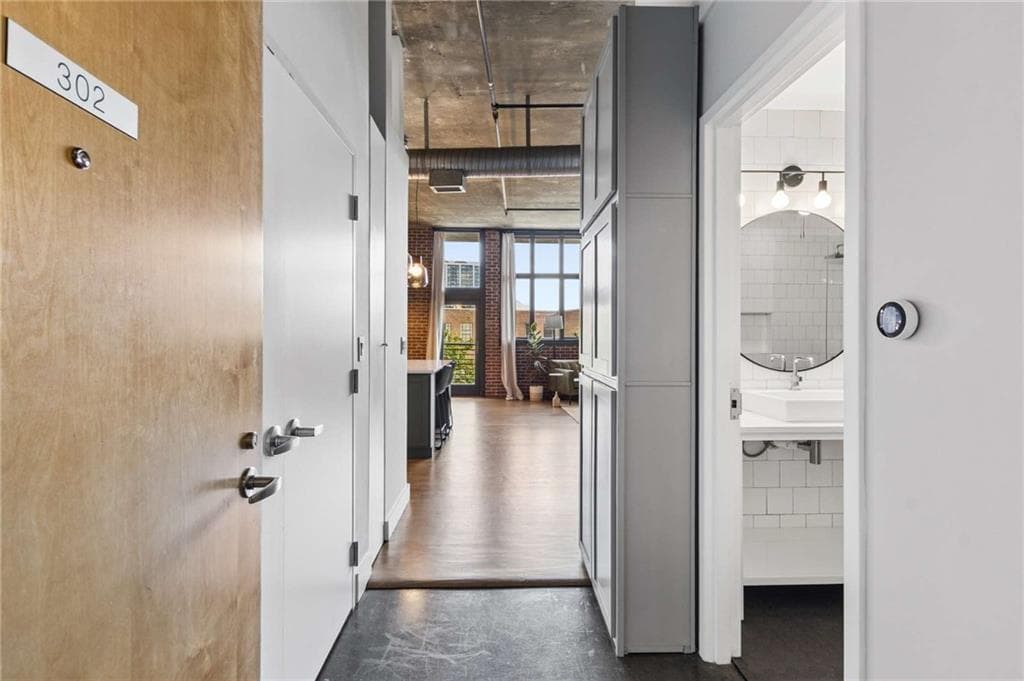 1 bedroom, 1 bathroom, 961 sq ft condominium for sale at 640 Glen Iris Drive 302, Atlanta, GA 30308 — photo 2