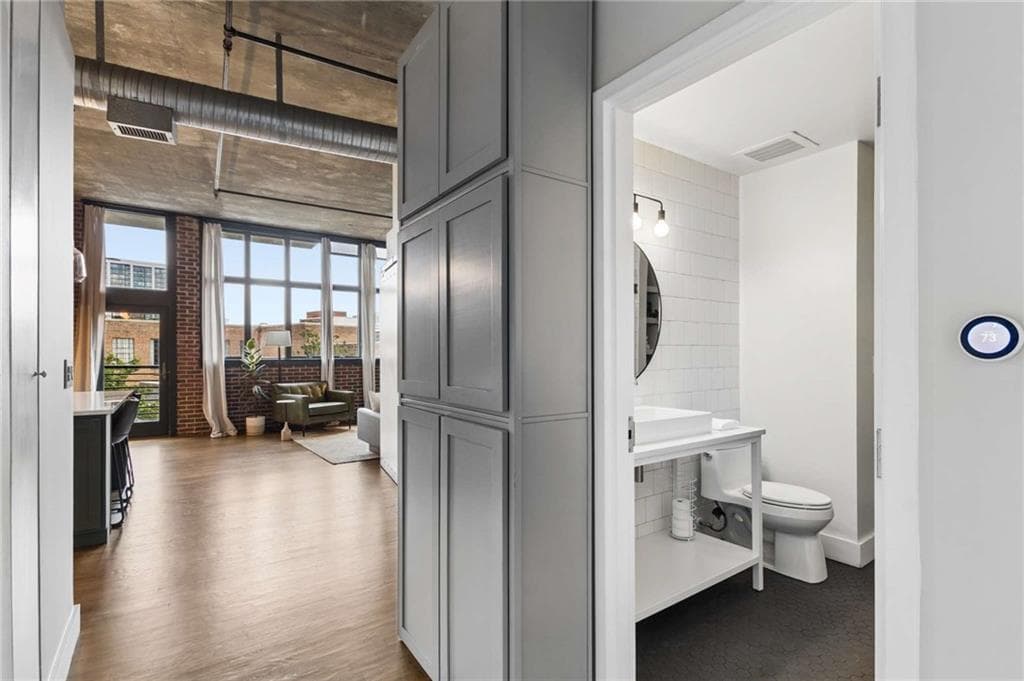 1 bedroom, 1 bathroom, 961 sq ft condominium for sale at 640 Glen Iris Drive 302, Atlanta, GA 30308 — photo 3