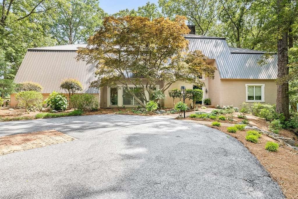 5 bedroom, 4 bathroom, 6,147 sq ft single family residence for sale at 8569 Jefferson Road, Commerce, GA 30529 — photo 2