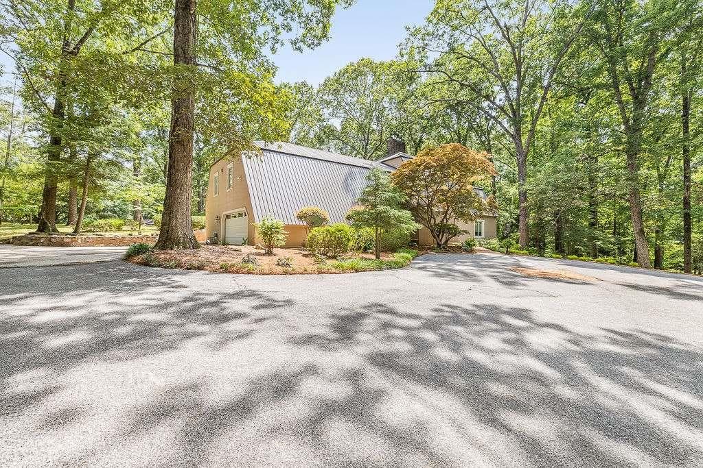 5 bedroom, 4 bathroom, 6,147 sq ft single family residence for sale at 8569 Jefferson Road, Commerce, GA 30529 — photo 4