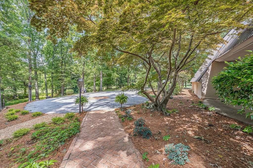 5 bedroom, 4 bathroom, 6,147 sq ft single family residence for sale at 8569 Jefferson Road, Commerce, GA 30529 — photo 5