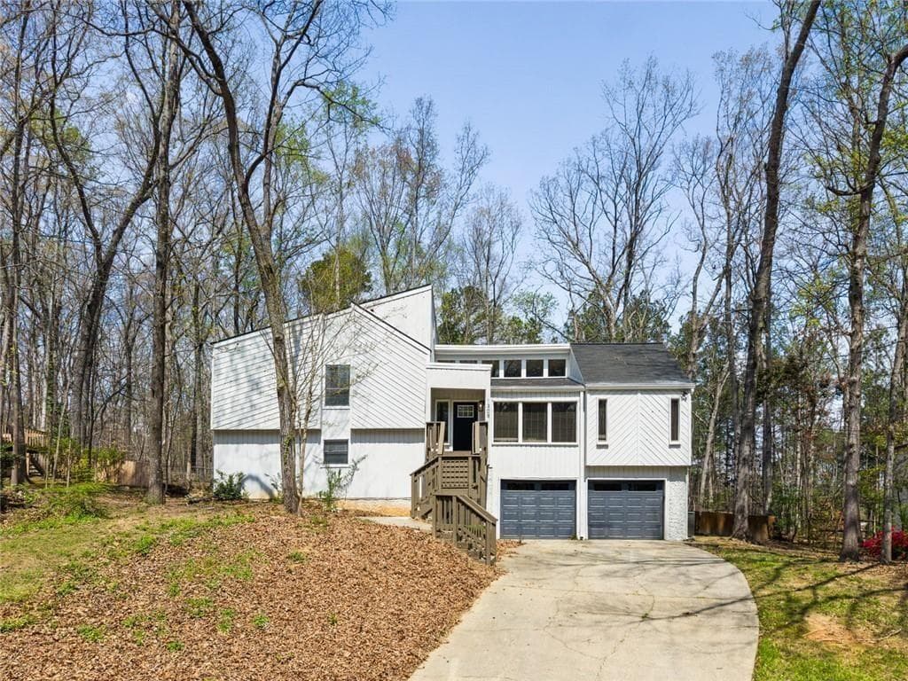 4 bedroom, 3 bathroom, 2,334 sq ft single family residence for sale at 1309 Laurel Cliff Drive, Smyrna, GA 30082 — photo 2