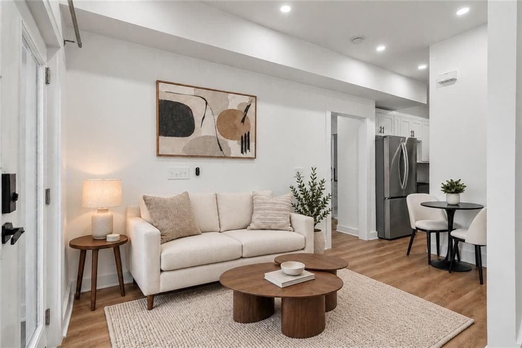 2 bedroom, 2 bathroom, 725 sq ft condominium for sale at 6305 Shannon Parkway 112, Union City, GA 30291 — photo 4