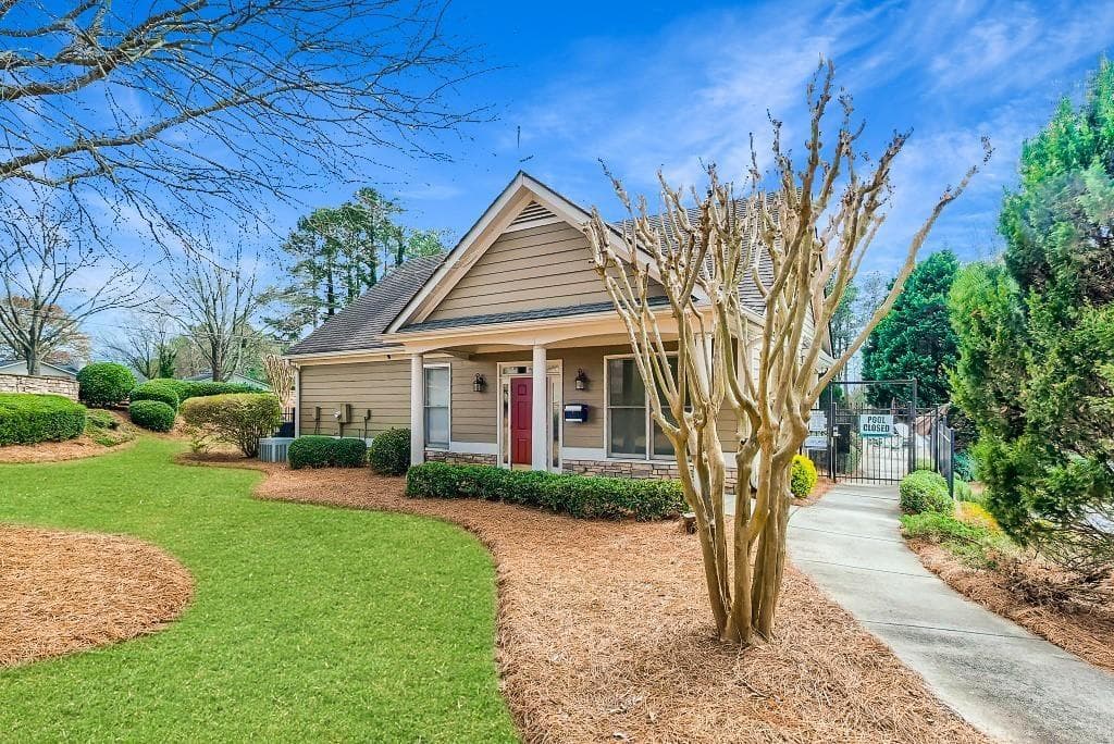 5 bedroom, 4 bathroom, 3,307 sq ft single family residence under contract at 4221 Rockpoint Drive, Kennesaw, GA 30152 — photo 4