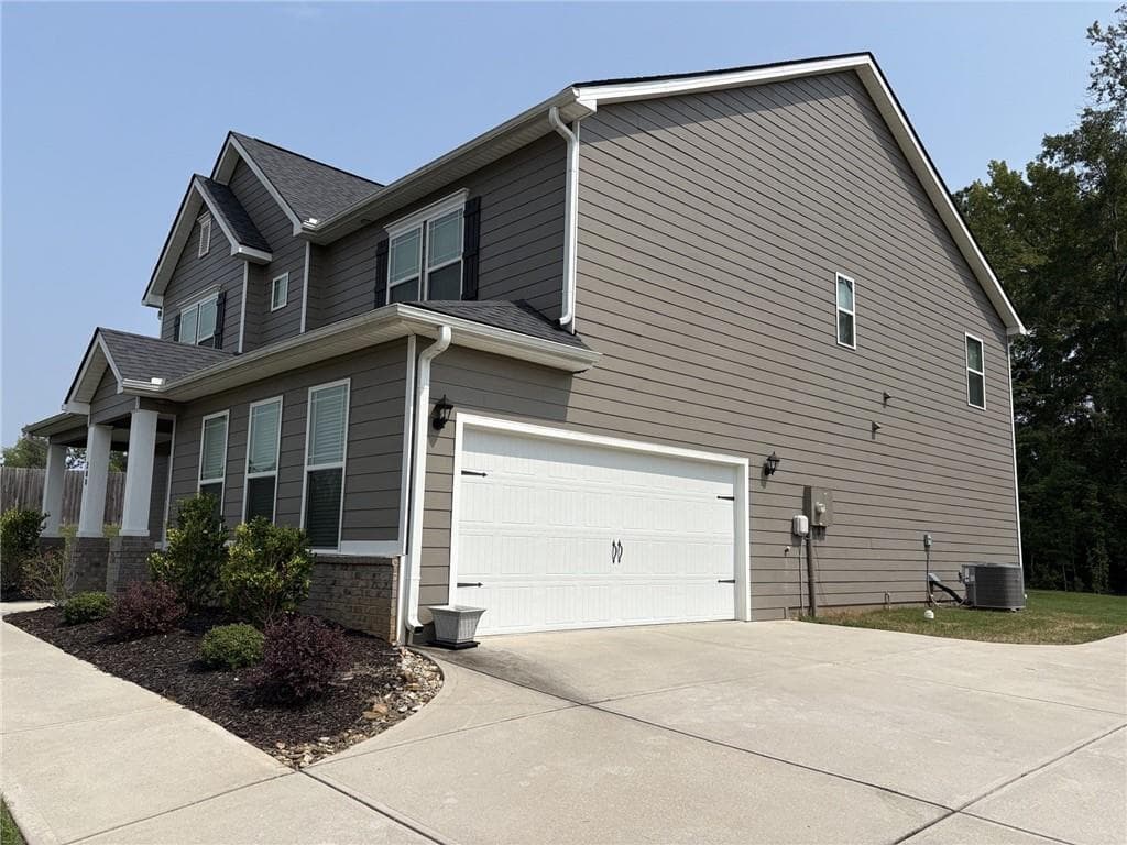 5 bedroom, 3 bathroom, 3,301 sq ft single family residence for sale at 200 Darien Drive, Senoia, GA 30276 — photo 4