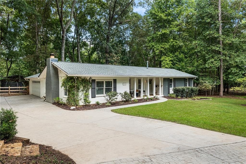 3 bedroom, 2 bathroom, 1,679 sq ft single family residence under contract at 109 Juniper Street, Roswell, GA 30075 — photo 2