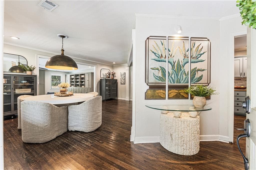 3 bedroom, 2 bathroom, 1,679 sq ft single family residence under contract at 109 Juniper Street, Roswell, GA 30075 — photo 3
