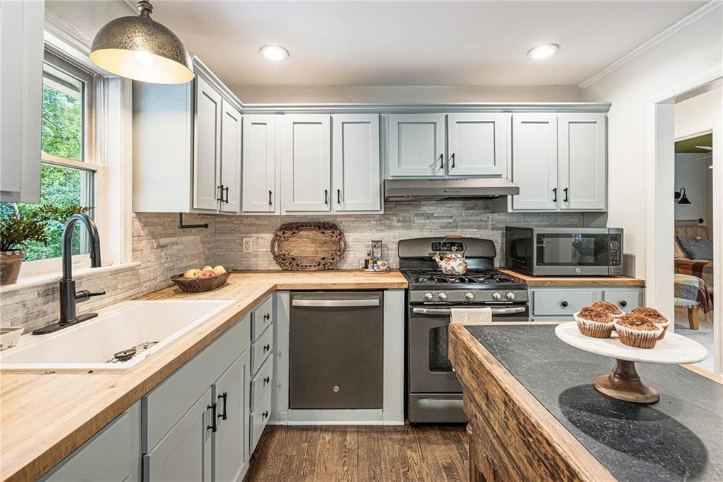 3 bedroom, 2 bathroom, 1,679 sq ft single family residence under contract at 109 Juniper Street, Roswell, GA 30075 — photo 8