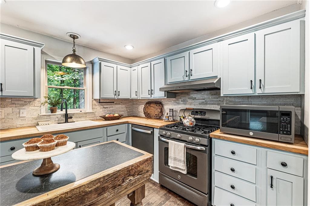 3 bedroom, 2 bathroom, 1,679 sq ft single family residence under contract at 109 Juniper Street, Roswell, GA 30075 — photo 9
