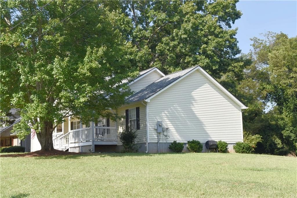 3 bedroom, 2 bathroom, 1,326 sq ft single family residence for sale at 5923 Carter Street, Lula, GA 30554 — photo 4
