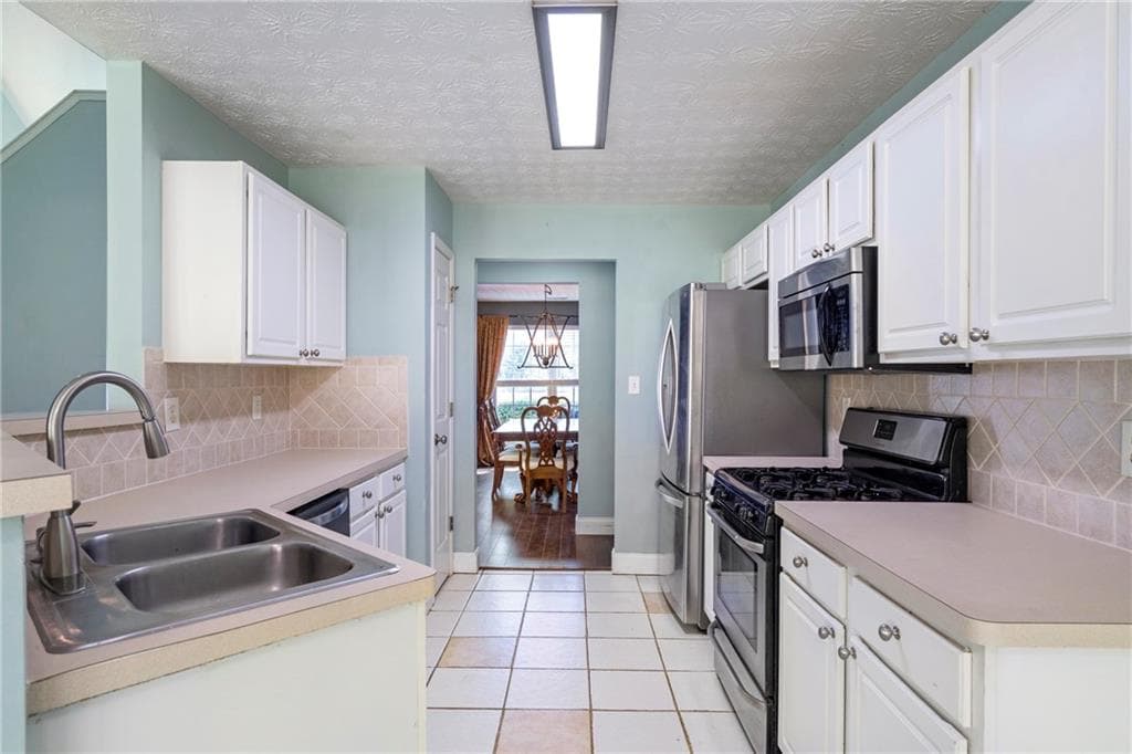 3 bedroom, 2 bathroom, 1,726 sq ft single family residence for sale at 4238 Riviere Point, Gainesville, GA 30507 — photo 7